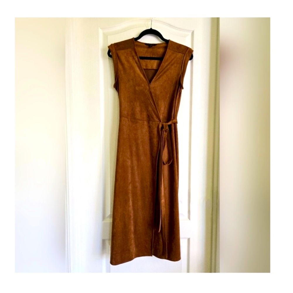 Elegant Banana Republic dress with strap